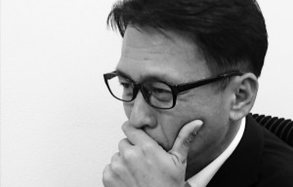 下から見上げるビル